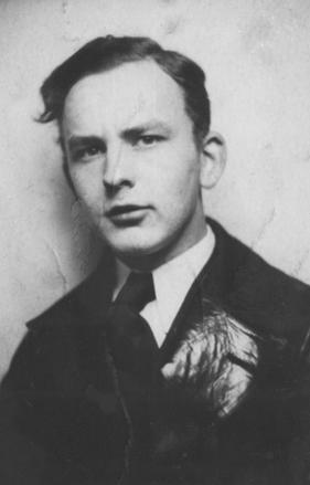 Kurzbiografie: Edmund Fülscher Edmund Bruno Kurt Fülscher, geboren am 1. April 1915 in Lübeck, war ledig und wohnte im 3. Stock in der Glandorpstraße 19 in St. Lorenz- Nord.
