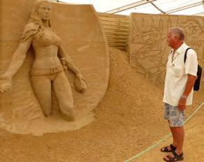 Wieviel Sand wurde für die Ausstellung benötigt? Hier zur Illustration zwei der Skulpturen. Welche Künstler haben sie geschaffen? 1.