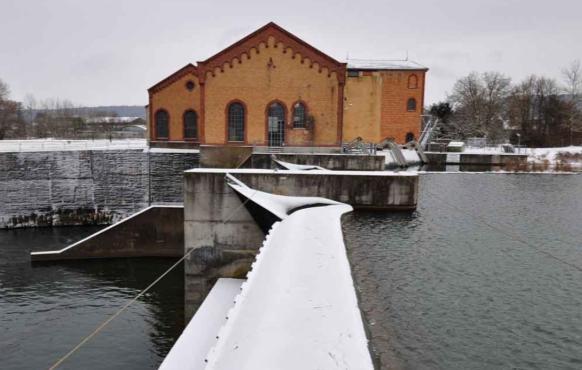 Wegepunkt 3 Wasserkraftwerk und Kulturdenkmal Dieses Wasserkraftwerk wurde 1903 als eines der ersten Kraftwerke am Neckar errichtet.