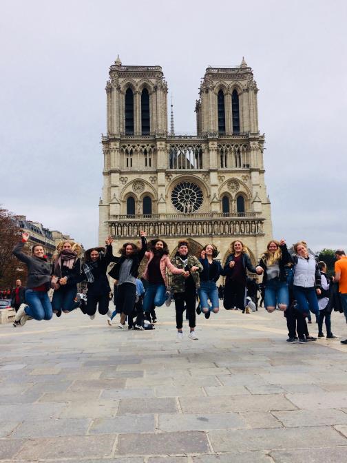 Gegen 15 Uhr besichtigten wir gemeinsam mit unseren Lehrern die kolossale Cathédrale Notre-Dame.