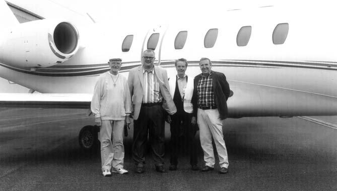 Mitarbeiter Chefpilot Klaus Tappe und Peter Brüggen von der Flughafen- Feuerwehr vor. Franz-Josef Kames berichtete u.a., dass der Flughafen Mönchengladbach als wichtiger Wirtschaftsfaktor für die Region Mittlerer Niederrhein 2010 40.