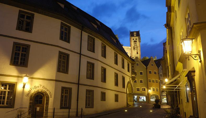 Stadtführungen und Erlebnisführungen Führung durch die historische Füssener Altstadt Lernen Sie die Füssener Geschichte bei einem Rundgang durch die romantischen Gassen des historischen Stadtkerns