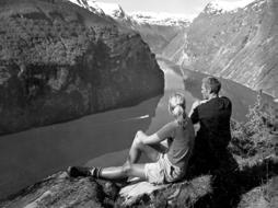 Norwegen Fjorde, Gletscher, Wasserfälle, einsame Buchten und kleine Städte. Erleben Sie Urlaub in traumhaft schöner Natur. Jeden Donnerstag bzw.