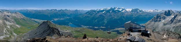 CORVIGLIA PIZ NAIR Der schwarze Spitz und seine sportlichen Nachbarn. Wanderer und Biker lieben die Berge und die Kraft der alpinen Natur.