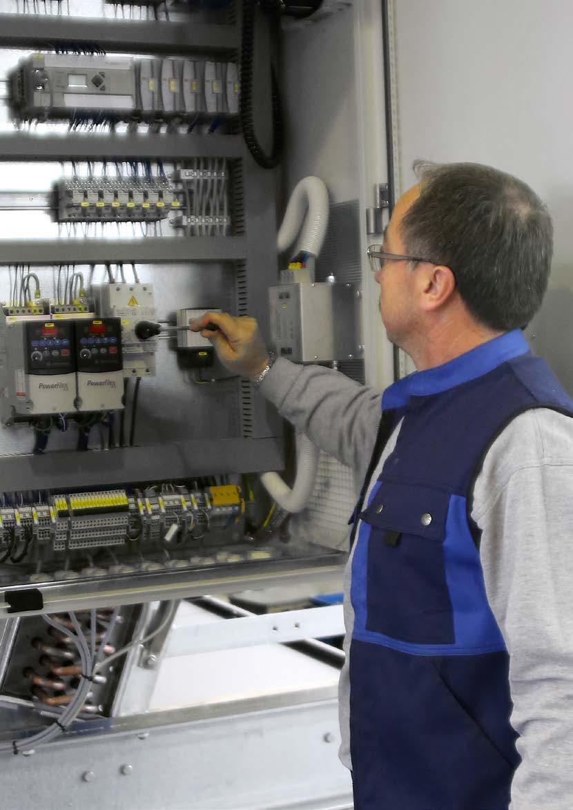 Ventilatoren und Regelung Einsatz von AC- und EC-Ventilatoren Für die Bauarten FLAT und VERTICAL kommen hocheffiziente Axial-Ventilatoren zum Einsatz.