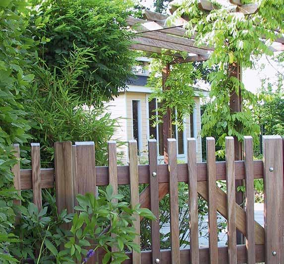 So darf oftmals ein Gartenhaus nicht fehlen, genauso wie ein Carport oder stilvolle Zäune,