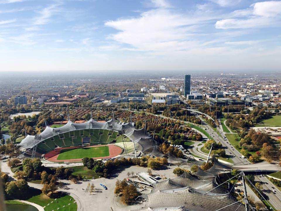 Der Olympiapark und sein Olympiaturm Total praktisch: Neben dem BMW-Museum und BMW-Welt liegt der große Olympiapark, denn im Jahr 1972 hat München die Olympischen Spiele aufgenommen.