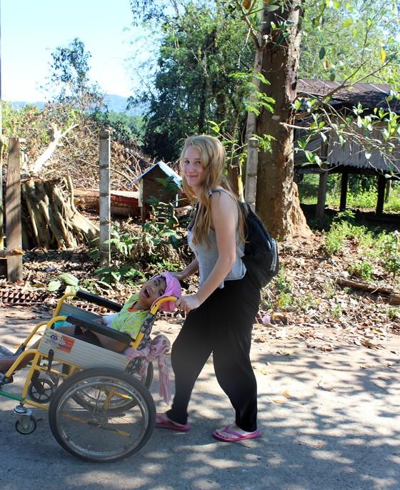Thailand 2015 Foto: Ich (Nina) mit Dara Glücklicherweise bekamen wir etwas über das Thailand Projekt unserer Schule mit und somit auch über die Chance, dort in Sangkhlaburi, in der Baan Unrak school,