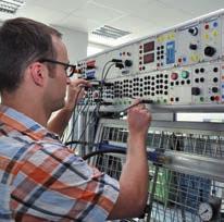 UMSCHULUNG ZUM MECHATRONIKER IN KAUFBEUREN Das Berufsbild Mechatroniker verbindet Maschinenbau, Elektrotechnik und Informatik.