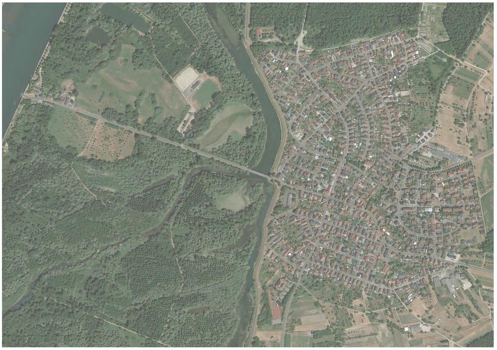 Dorfstruktur Die ältere Bebauung von Plittersdorf umfasst fast kreisförmig einen verlandeten Altrheinbogen und reicht bis unmittelbar zum Rheindamm.