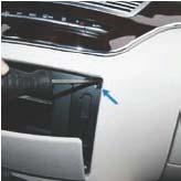 des Fahrzeugherstellers, damit die Fahrzeuggarantie nicht erlischt. Installation 1. Untere Blende des CD Wechslers entfernen.