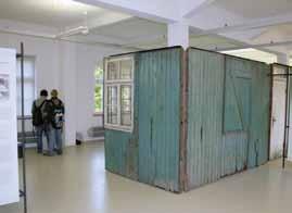 Zwei Jahre zuvor, am 30. Juni 2003, war nach 55 Jahren Gefängnisbetrieb die Justizvollzugsanstalt Vierlande geschlossen und das historische Lagergelände der Gedenkstätte übergeben worden.
