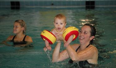 Baby- und Bambinischwimmen inklusive Schwimmgruppe Für