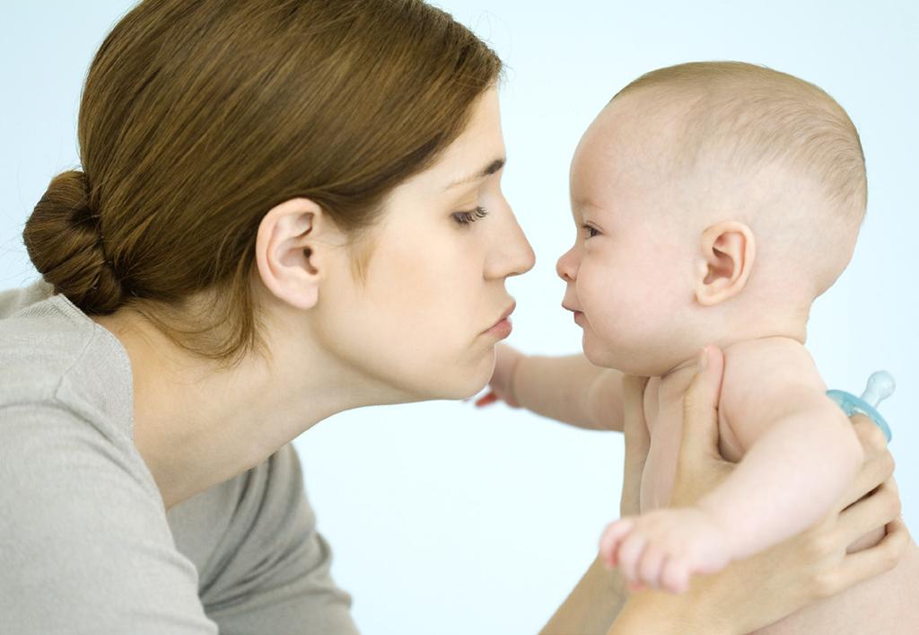 Die frühe Sprachentwicklung (0-9 Monate) Wussten Sie, dass Ihr Kind im Alter von ungefähr 9 Monaten...... meist seine Aufmerksamkeit mit einer anderen Person teilen kann?