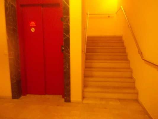 visuell kontrastreich. Schwelle/Stufe/Treppe Treppe von Tiefgarage 2. UG zu 3.