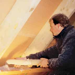 werden. Die Aufdoppelung des Sparrens von oben bietet sich an, wenn die Dachhaut sanierungsbedürftig ist. Dabei ist zu prüfen, ob eine Dampfbremse vorhanden bzw. erforderlich ist.