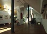 Ein Galerieraum und der Innenbalkon werden für Einzelausstellungen bildender KünstlerInnen genutzt, zudem hat sich eine biennale Gemeinschaftsausstellung etabliert.