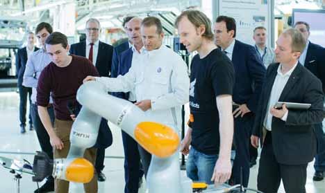 8 Autoland Sachsen S. 8: Industrie 4.0: Start up Wandelbots präsentiert eine Funktionsarbeitsjacke zur Roboterprogrammierung. VW-Vorstandsvorsitzender Dr.