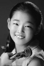 aufgetreten unter anderem auch in der Carnegie Hall in New York. Meisterkurse absolvierte die junge Geigerin unter anderem bei Igor Ozim, Zakhal Bron und Akiko Tatsumi. 3.