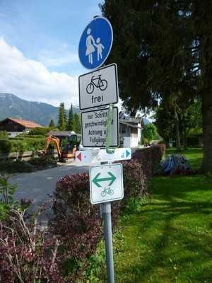 Länge Wegeabschnitt: 2,64 km Entfernung Endpunkt Wegeabschnitt zum Startpunkt des gesamten Weges: 2,64 km Angaben zu Nutzungen: Der Wanderweg / -abschnitt ist auch für Radfahrer, Skater etc.