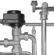 Warmwasserrohr in Doppelnippel an Speicher einsetzen, Warmwasserrohr am Speicher mit Klemmringverschraubung und am Warmwasseranschlußteil mit Flachdichtung dicht verschrauben.