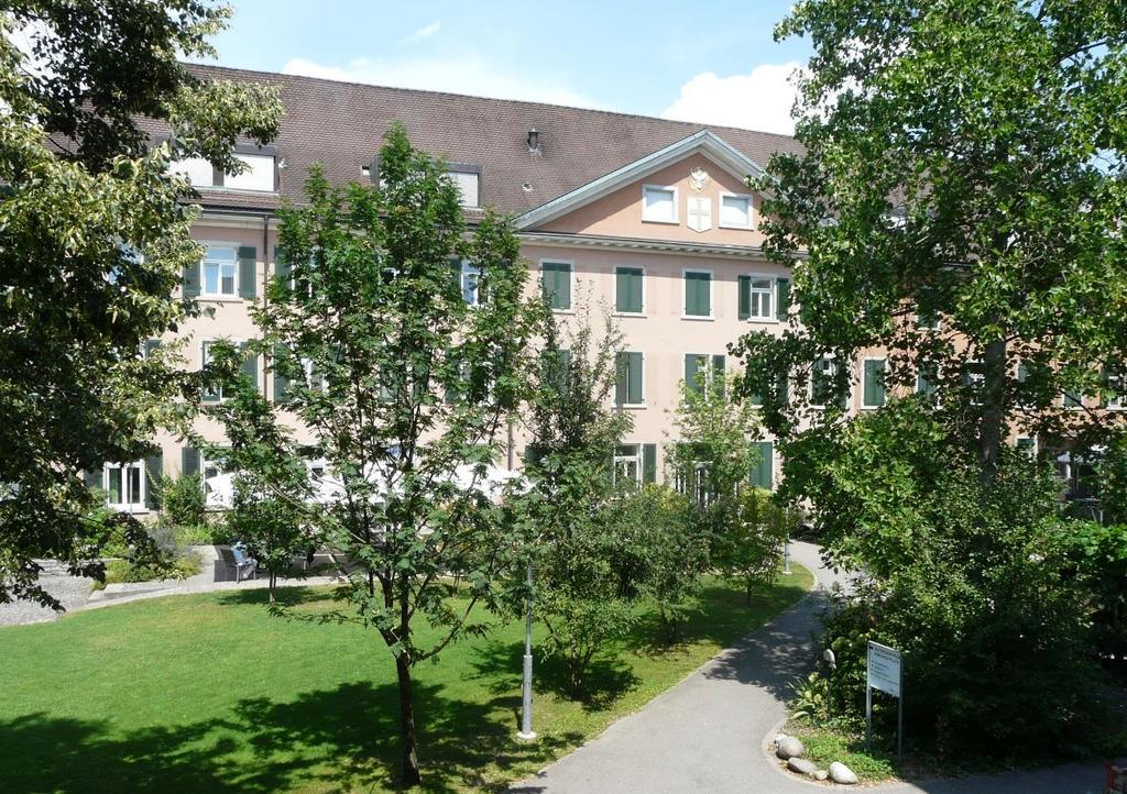 Herzlich willkommen Das Alterszentrum Kirchhofplatz beherbergt ca. 150 Bewohnerinnen und Bewohner, welche in zwei unterschiedlichen Wohnformen leben.