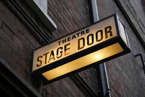 Theater THEATER Badisches Staatstheater intern Neugierig auf Theater? Wie entsteht ein Regiekonzept, was passiert bei den Proben und wie gehen Künstler*innen an eine Rolle heran?