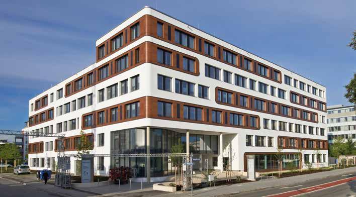 NATURAL, VERSATILE, DURABLE NATÜRLICH, VIELSEITIG, LANGLEBIG Nature-loving: Excellent CO 2 balance and sophisticated wood look in ALUCOBOND composite panels at the NU-Office in Munich.