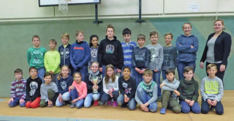 Die Kinder der Klasse 4b erhielten außerdem als erfolgreichste Klasse den Wanderpokal, der ihnen am letzten Schultag vor den Osterferien zu Beginn des Forums überreicht wurde.