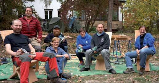 Fleißige Hände im Seilgarten MWG-Stiftung Mit der Unterstützung durch die MWG-Stiftung haben Freiwillige im Zentrum für soziales Lernen Steckstühle aus Holz gebaut.