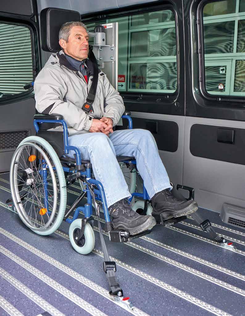 01 02 Rollstuhlverankerung Unterschiedliche Rollstuhltypen, eine Befestigungsart: Mit unserem patentierten 4-Punkt-Safety-System lässt sich jeder Rollstuhl sicher im Fahrzeug verankern.