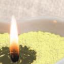 Geliefert werden 100 g Kerzensand in einer Cellophan-Tüte, ummantelt