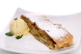 onions,spinach, smoked salmone and cheese 12,90 Dessert 281 Hausgemachter Apfelstrudel mit