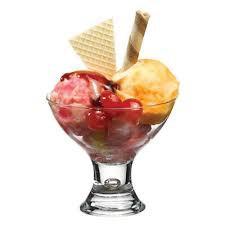 und Vanilleeis mit Sahne cup of icecream with chocolate, vanilla,strawberry and whipped cream 132