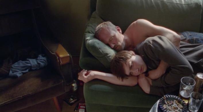 Ari verabschiedet sich nach der Partynacht von Lára. Zuhause findet er seinen schlafenden Vater auf dem Sofa. Er legt sich neben ihn und schließt die Augen. Das ist die letzte Szene des Films.