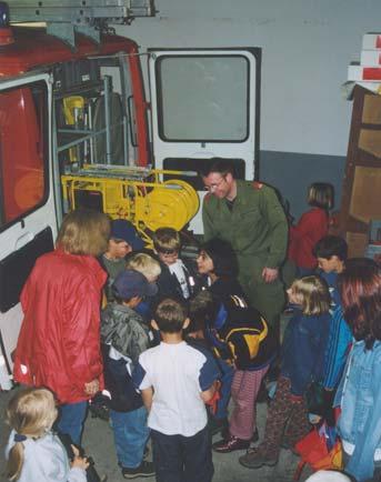 Einige konnten sogar den Feuerwehrhelm und die Schutzbekleidung anprobieren. Den Abschluss bildete die Rückfahrt mit den Einsatzfahrzeugen zur Schule.