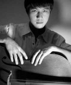 Yimeng Xi, Violoncello Yimeng Xi, 1989 in Sichuan (China) geboren, studierte Violoncello zunächst am China Sichuan Conservatory of Music bei Prof. Wei Yang.