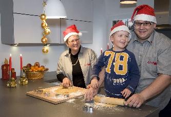 Den Arrak zugeben und mit den Händen schnell einen glatten Teig kneten, für 1 Std. kaltstellen.