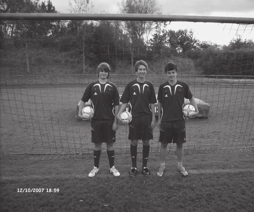 70 71 Schiedsrichter Vier junge Fußballer des TSV Flintbek beginnen nach erfolgreich bestandener Prüfung eines Schiedsrichterlehrganges die Fußballsaison 2007/08 auch gleich in neuer Tracht.