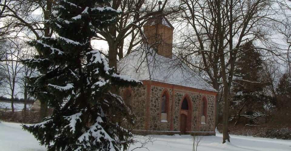 fundiert darstellt. Darüber hinaus befassen sich Themenkapitel u.a. mit der Bautätigkeit und Alltagskultur der geistlichen Orden, der Sakralarchitektur des Mittelalters, der Entstehung der Städte sowie der Schlösser und Herrenhäuser.