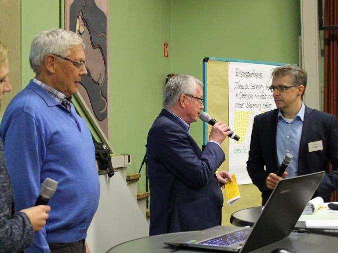 Ergebnisse Gerd Lefers (links) als Vertreter der Bürgerinitiative Obstmarschenweg und Bürgermeister Gerd Hubert im Gespräch mit Moderator Frank Fligge von IKU.