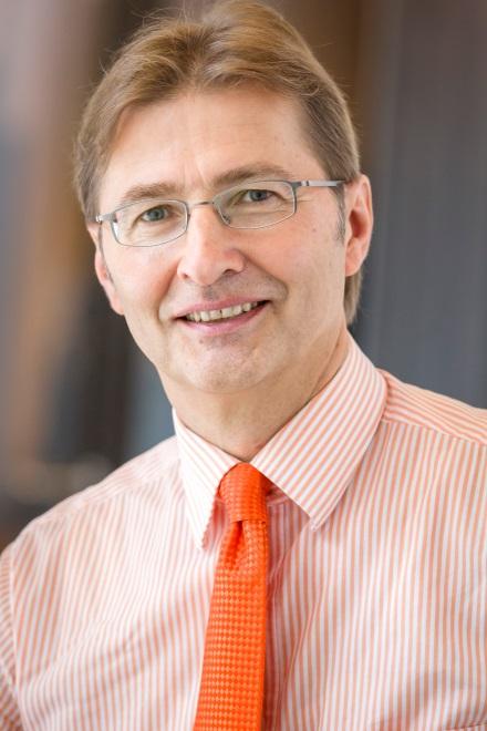 Uwe Leprich seit April 1995 Professor an der HTW in Saarbrücken, zuständig für Wirtschaftspolitik 1999 Mitbegründer des Instituts für ZukunftsEnergieSysteme (IZES) als An-Institut der HTW, seit 2008