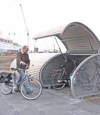 Dies kann zum Beispiel das Abstellen des Rads am Arbeitsplatz, am Wohnort oder am Bahnhof sein. RadlerInnen, die ihr Fahrrad für längere Zeit parken, haben spezielle Ansprüche an die Abstellanlagen.