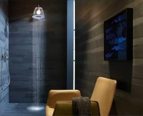 Zusätzlich bringt die typische Lampenschirm-Optik mit ihrer feinen magischen Wasserführung Wohnlichkeit in das Bad.