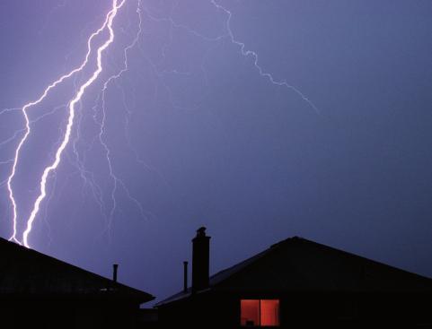 Seite 02/05 Hausratversicherung Auch in der sichersten Wohnung sind Schäden durch Feuer, Leitungswasser, Sturm, Hagel oder auch Einbruchdiebstahl nicht vollkommen vermeidbar.