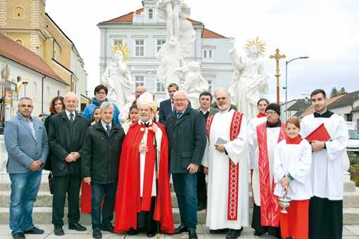 Der Kirchenchor Gaweinstal sorgte für die feierliche, musikalische Umrahmung. Nach der Prozession zum Weißen Kreuz segnete Abt Johannes Jung unter Beisein von Bgm.