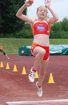 Im Weitsprung gab es für unsere Starter gleich eine Flut von Bestleistungen: Johanna Klos erreichte bei den Schülerinnen B (1998) mit 4,77 m den 1. Platz,