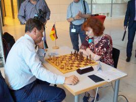Damit die deutschen Politiker noch ein wenig üben können, wurde ihnen dank ChessBase als Präsent das Schachprogramm Fritz 15 überreicht.