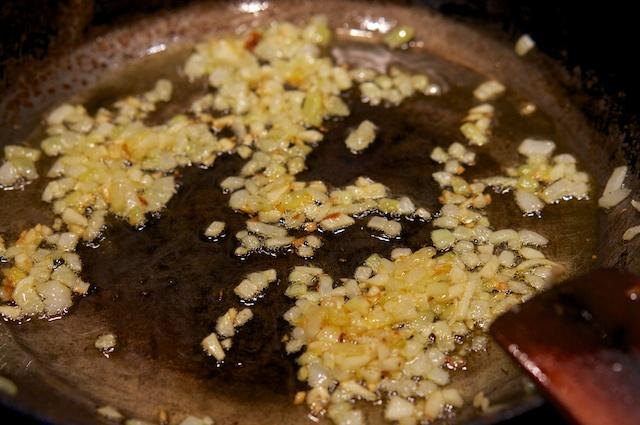 Mit den gemahlenen Gewürzen (auch der Kurkuma und das Salz kommen dazu), vermische ich die Zwiebeln und gebe so viel von dem Ghee dazu, bis eine schöne Paste entsteht.
