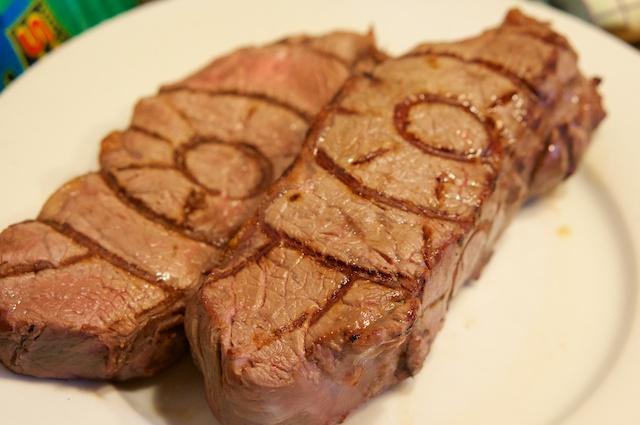 Die Steaks lasse ich im Ofen bei 160 fertigziehen, bei 56 Kerntemperatur nehme ich sie raus und serviere sie auf vorgewärmten